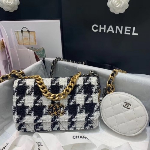 Чанта с капак CHANEL 19 WOC 33817 бяло и черно