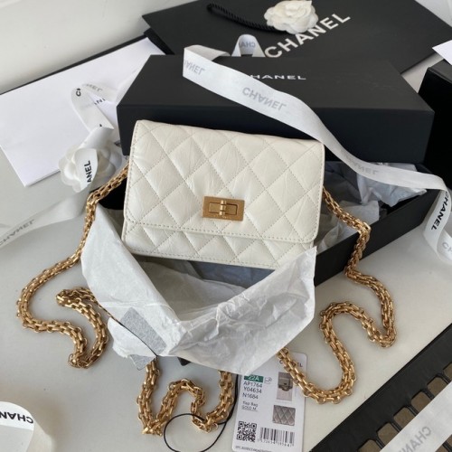 КЛАСИЧЕСКИ ПОРТФЕЙЛ CHANEL С ВЕРИЖКА AP1764 Телешка кожа Златист метал AP1764 бял