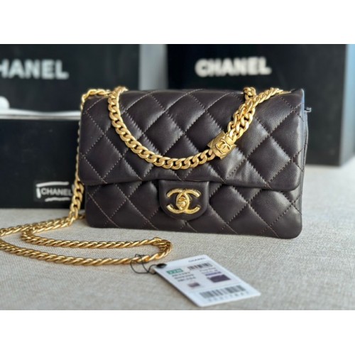 Чанта с капак CHANEL, агнешка кожа, златист метал AS3393, черна