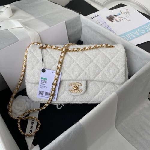 Чанта Chanel с капак среден размер AS2820 бяла