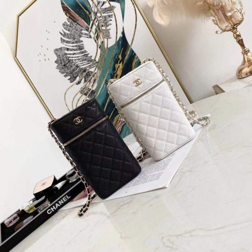 Чанта за през рамо с верижка CHANEL AP2084