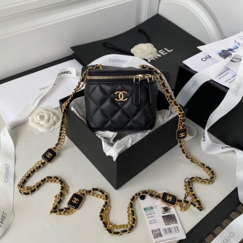 МАЛЪК ШКАФЧЕ ЗА ТОАЛЕТ CHANEL С ВЕРИЖКА, агнешка кожа, златист метал, AP2931, черен
