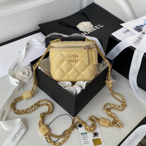 МАЛЪК ШКАФЧЕ ЗА ТОАЛЕТ CHANEL С ВЕРИЖКА, агнешка кожа, златист метал, AP2931, светложълт