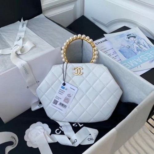Кожена чанта CHANEL с горна дръжка AS2609 бяла