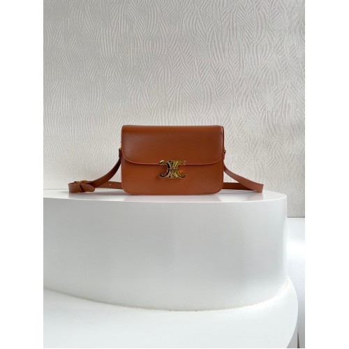 Celine Тийнейджърска чанта Triomphe от телешка кожа, минерална, C8006, кафява