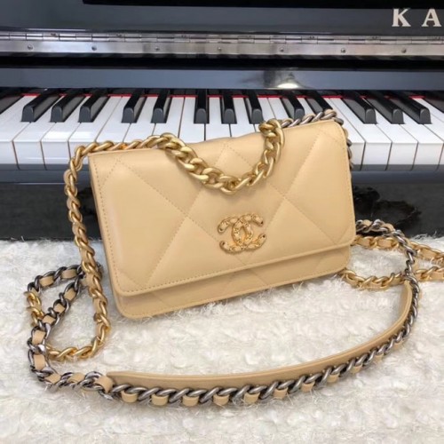Chanel 19 Класически портфейл от овча кожа с верижка AP0957 цвят кайсия