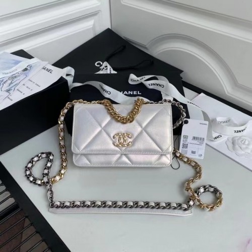 Портфейл Chanel 19 Iridescent Calfskin AP0957 бял