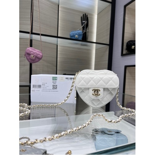 Мини чанта Chanel 2022S Love Heart от агнешка кожа с верижка AO2784 бяла