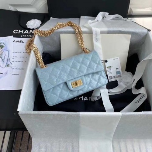 Чанта Chanel 2.55 от телешка кожа с капак A37586 в небесно синьо