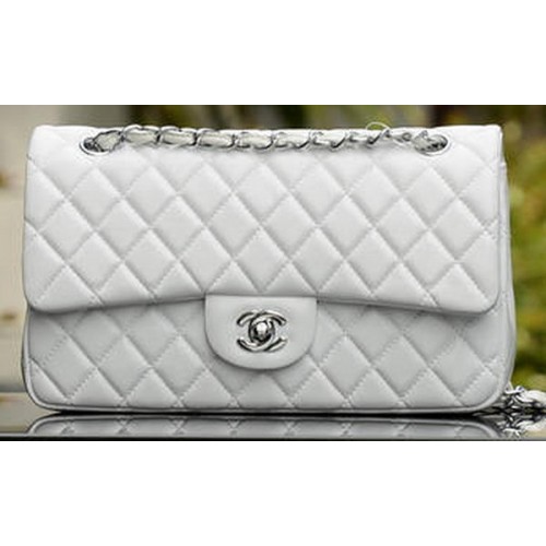 Чанта с капак Chanel серия 2.55, бяла, от овча кожа, A37586, сребриста