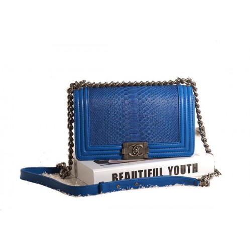 Чанта за през рамо Chanel Boy с капак, синя, оригинална, змийска кожа A67086, сребриста