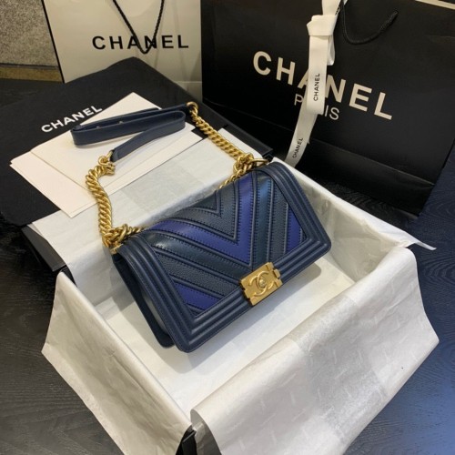 Чанта за през рамо Chanel Boy с капак от телешка кожа Chevron A67086 в синьо и черно