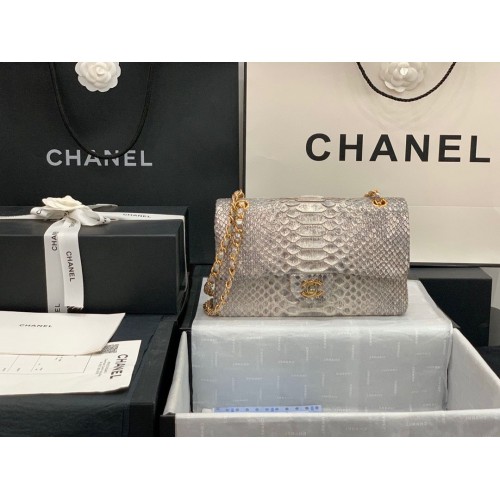 Класическа чанта Chanel от питонска кожа, сребриста A01112 със златен хардуер