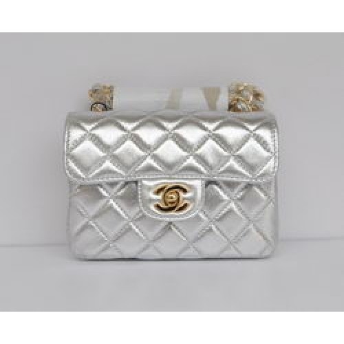 Чанта Chanel Classic Light Silver от агнешка кожа със златна верижка и капак