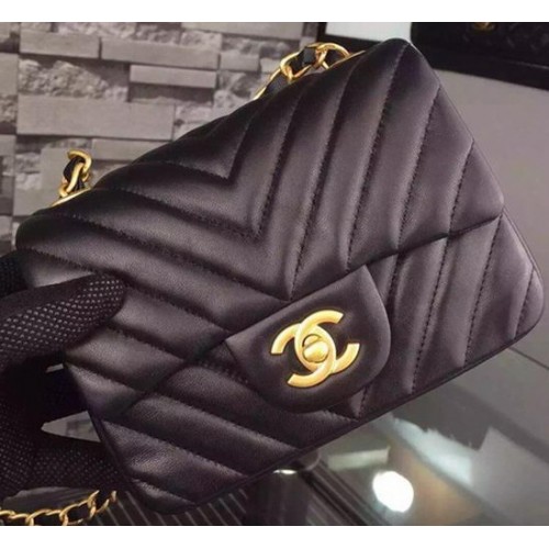 Чанта Chanel Classic mini с капак, черна, с овча кожа Chevron, A68748, златиста