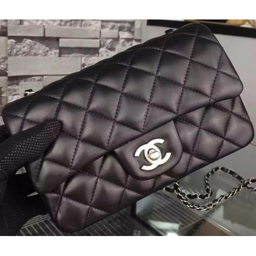 Чанта Chanel Classic mini с капак, черна, от овча кожа, A67350, сребриста