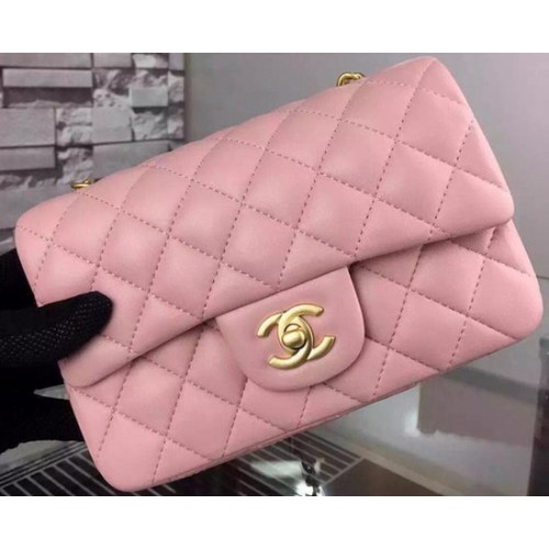 Chanel Класическа мини чанта с капак, розова овча кожа A67350, златна