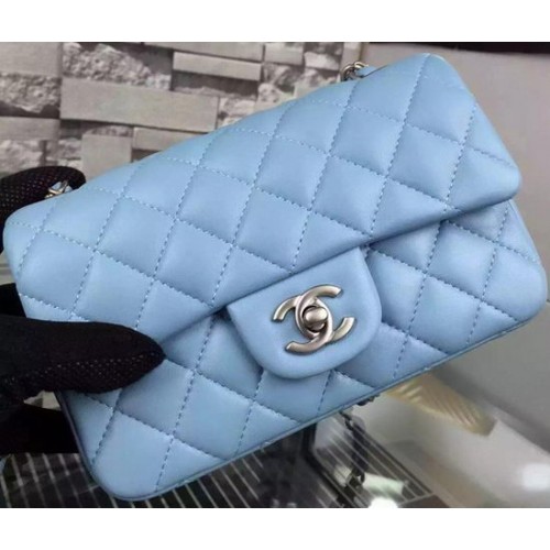 Chanel Класическа мини чанта с капак, небесносиня, овча кожа A67350, сребриста