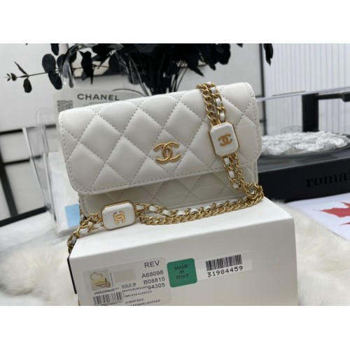 Chanel мини чанта с капак от агнешка кожа, златист метал A68098 бяла
