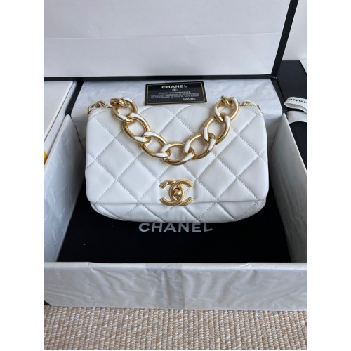 Чанта Chanel FLAP от агнешка кожа, златист метал AS3366, бяла