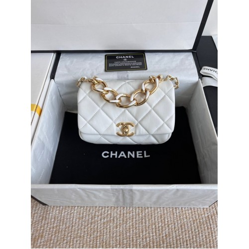 Чанта Chanel FLAP от агнешка кожа, златист метал AS3375, бяла
