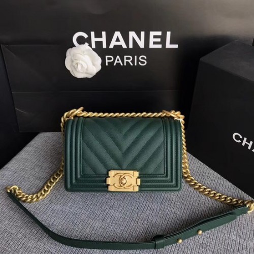 Чанта през рамо Chanel Le Boy Flap Original Caviar Leather P67085 с черно-зелена златна катарама