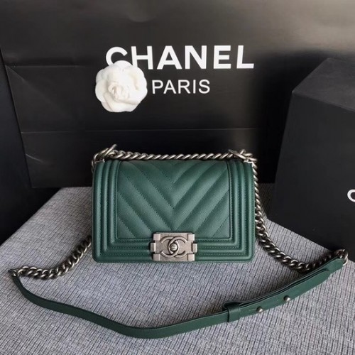 Чанта през рамо Chanel Le Boy Flap Original Caviar Leather P67085 с черно-зелена и сребриста катарама