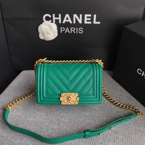 Чанта за през рамо Chanel Le Boy Flap Original Caviar Leather P67085 със зелена златна катарама