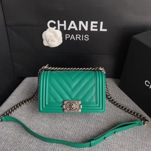 Чанта през рамо Chanel Le Boy Flap Original Caviar Leather P67085 със зелена сребриста катарама