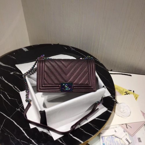 Чанта през рамо Chanel Le Boy с капак, оригинална кожена, лилава, A67086, златна