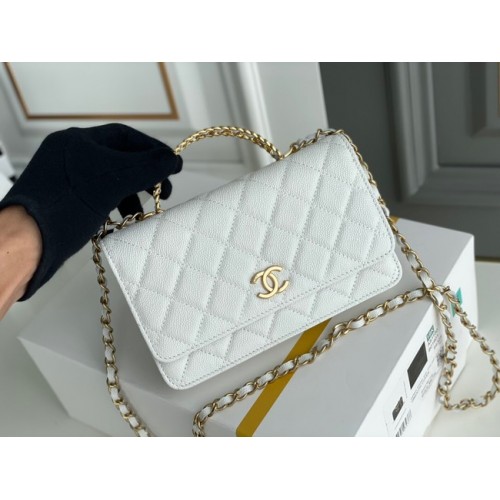 МИНИ ЧАНТА С КЛАПАН И ВЕРИЖКА Chanel, Златист метал, 22SS, бяла