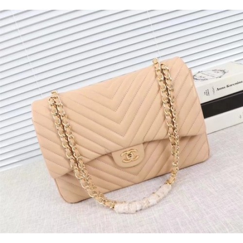 Чанта Chanel Maxi Classic Flap, кайсиев шеврон, овча кожа A58601, златиста