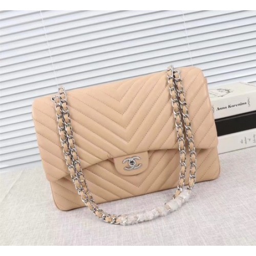 Чанта Chanel Maxi Classic Flap, кайсиев шеврон, овча кожа A58601, сребриста