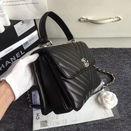 Оригинална чанта Chanel от овча кожа V92236 с черна и сребриста катарама