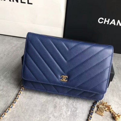 Чанта за през рамо Chanel с висулка и капак от телешка кожа A33814 в синьо