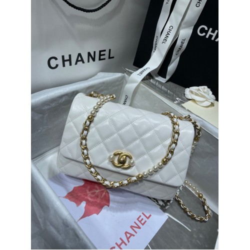 МАЛКА ЧАНТА С КЛАПАН Chanel от телешка кожа, имитация на перли, златист метал AS3001, бяла