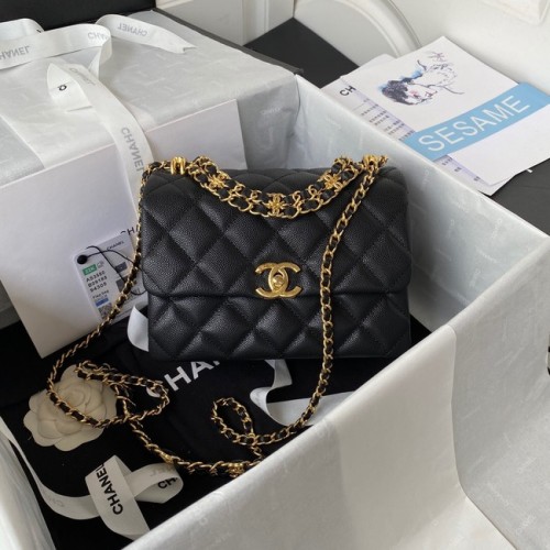 МАЛКА ЧАНТА С КЛАПАН Chanel, зърнеста телешка кожа, златист метал AS3580, черна