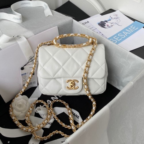 МАЛКА ЧАНТА С КЛАПАН Chanel от агнешка кожа, златист метал AS3450, бяла