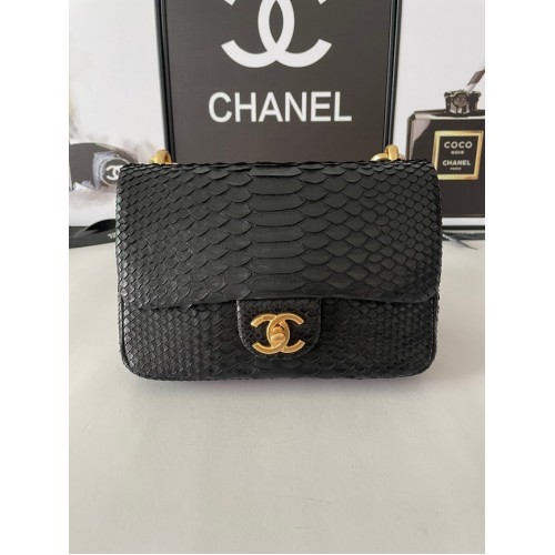МАЛКА ЧАНТА С КЛАПАН Chanel, Змийска кожа, Златисто-тонален метал AS3214, черна