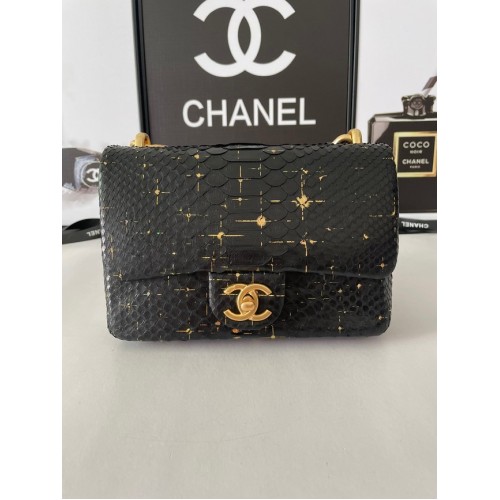 МАЛКА ЧАНТА С КЛАПАН Chanel, Змийска кожа, Златист метал AS3214, черно и златно