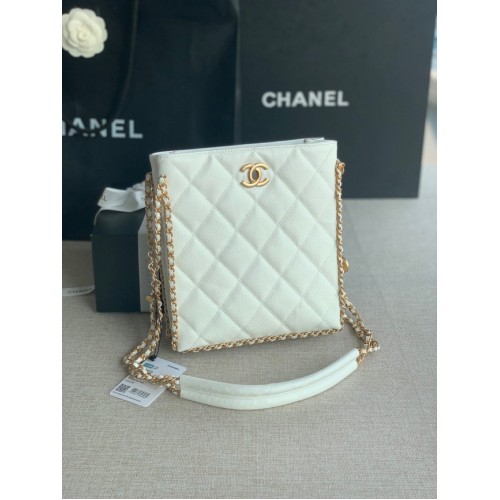 МАЛКА ПАЗАРСКА ЧАНТА Chanel от зърнеста телешка кожа, златист метал AS3470, бяла
