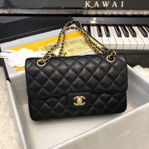 Малка класическа чанта Chanel от овча кожа, златист метал A01113, черна