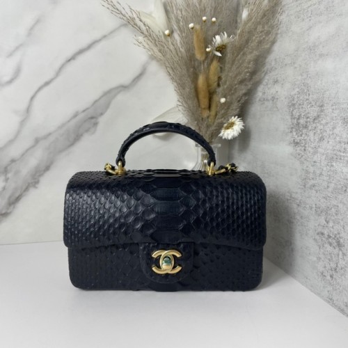 Мини чанта Chanel от змийска кожа с капак и горна дръжка AB2431 черна