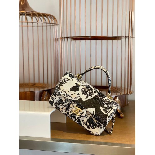 Мини чанта Chanel от змийска кожа с капак и горна дръжка AS2431 Черно и бяло