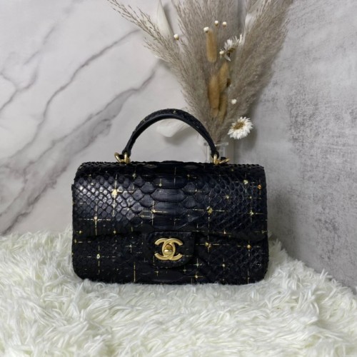 Мини чанта Chanel от змийска кожа с капак и горна дръжка AS2431 черна
