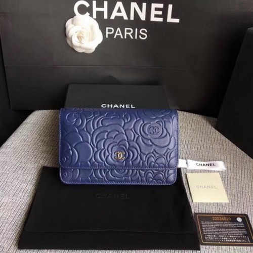 Chanel WOC синя кожена чанта с капак Camellia A33814 сребриста