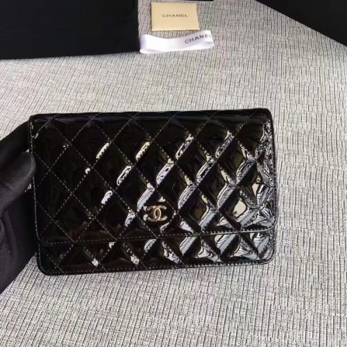 Чанта Chanel WOC с капак, лачена кожа A33814C, черна