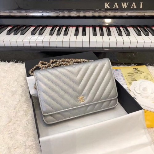 Чанта през рамо Chanel WOC Original Caviar Leather Flap V33814 със сребристо-сива златна верижка