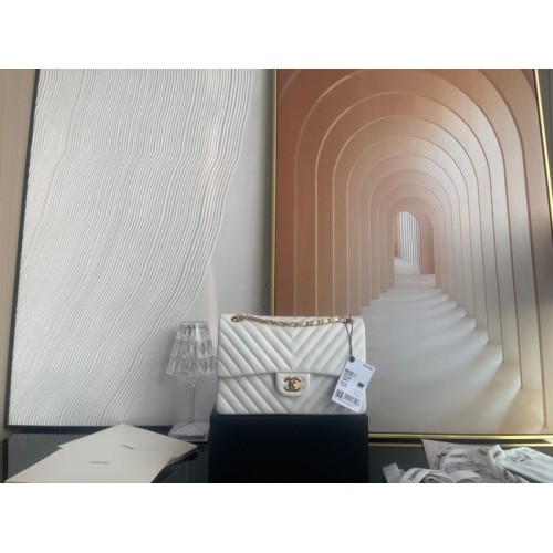 Класическа чанта Chanel от агнешка кожа, златист метал, V01112, бяла