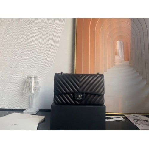 Класическа чанта Chanel от агнешка кожа, сребриста метална V01112, черна